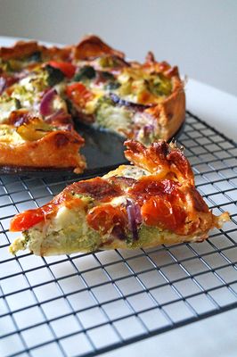 A creamy vegetarian quiche with broccoli, cherry tomatoes and mozzarella