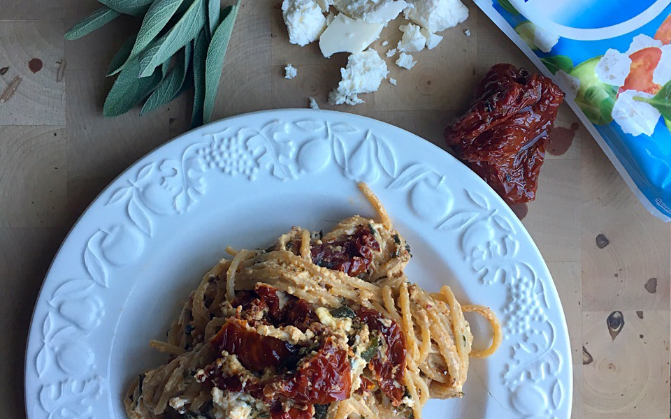 Ready in no time: creamy pasta sauce with sage, sun-dried tomato and white cheese