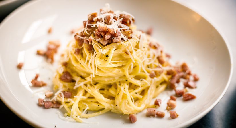 Fancy some Italian pasta? This creamy pasta carbonara (Spaghetti alla Carbonara) is full of flavor and is also a quick and easy meal. It's often made incorrectly — many people add cooking cream to the sauce. However, that doesn't belong in the authentic carbonara dish.