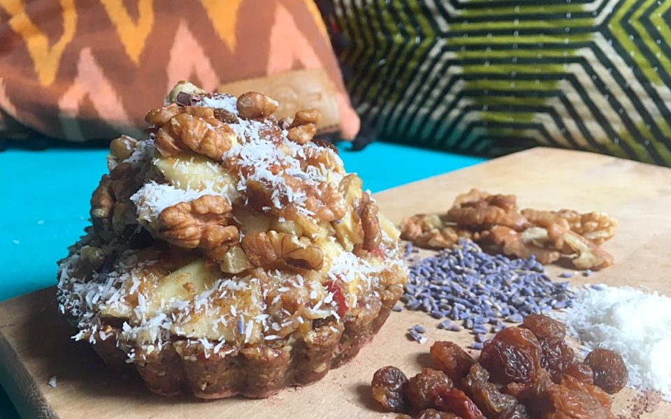 A healthy, no-bake tart with apple, nuts and a creamy date-caramel sauce